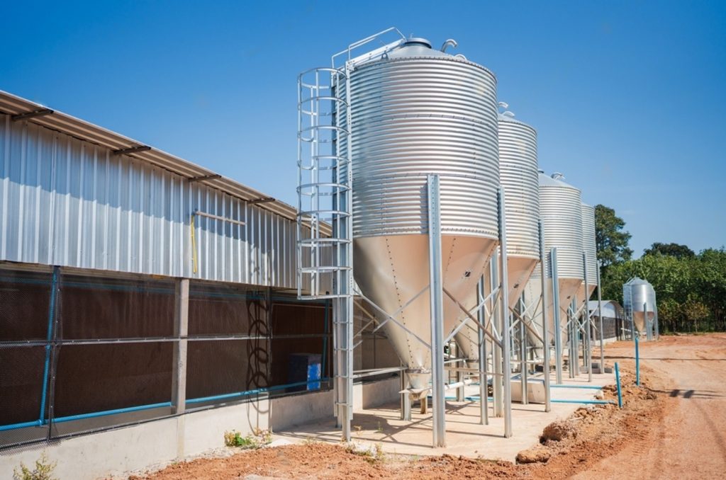silo penyimpanan biji-bijian samudra biru perkasa
